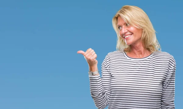 Blonde Frau Mittleren Alters Über Isoliertem Hintergrund Lächelt Mit Glücklichem — Stockfoto