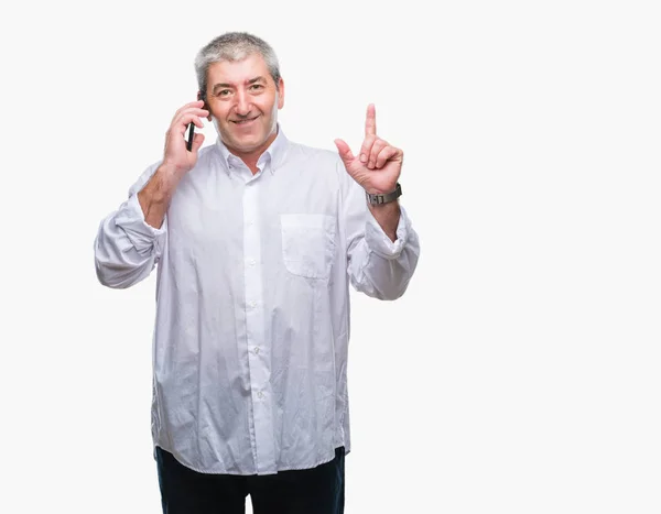 Pěkný Starší Muž Mluví Smartphone Izolované Pozadí Překvapilo Nápad Nebo — Stock fotografie