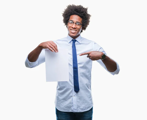 Afroamerikanischer Mann Mit Leerem Papiervertrag Vor Isoliertem Hintergrund Sehr Glücklich — Stockfoto