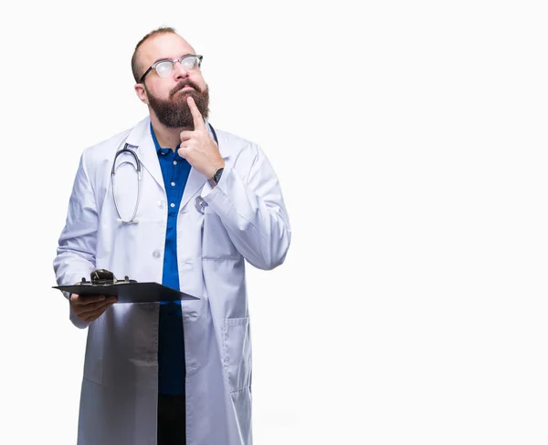 Νέος Γιατρός Άνθρωπος Κρατώντας Πρόχειρο Πάνω Από Απομονωμένες Φόντο Σοβαρό — Φωτογραφία Αρχείου
