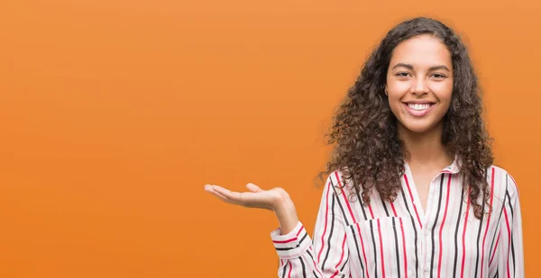 Mooie Jonge Spaanse Vrouw Lachende Vrolijke Presenteren Wijzen Met Palm — Stockfoto