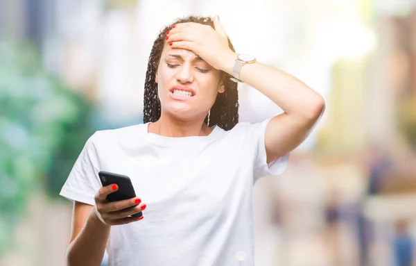Junge Geflochtene Haare Afrikanisch Amerikanische Mädchen Mit Smartphone Über Isolierten — Stockfoto