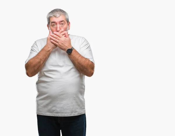 Stilig Senior Man Över Isolerade Bakgrund Chockad Som Täcker Munnen — Stockfoto