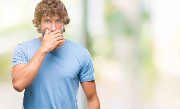 Bonito Homem Modelo Hispânico Sobre Fundo Isolado Chocou Cobrindo Boca — Fotografia de Stock