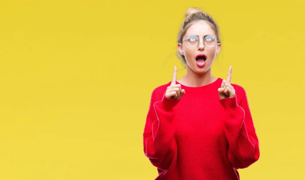 Giovane Bella Donna Bionda Indossa Maglione Rosso Occhiali Sfondo Isolato — Foto Stock