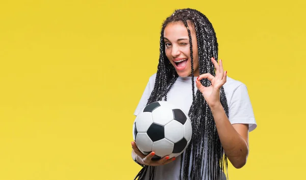 Молодые Плетеные Волосы Африканская Девушка Держит Футбольный Мяч Изолированном Фоне — стоковое фото