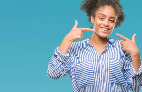 Young Afro American Woman Isolated Background Smiling Confident Showing Pointing — Stock Photo, Image