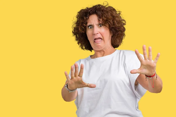 Schöne Seniorin Mittleren Alters Weißem Shirt Über Isoliertem Hintergrund Ängstlich — Stockfoto