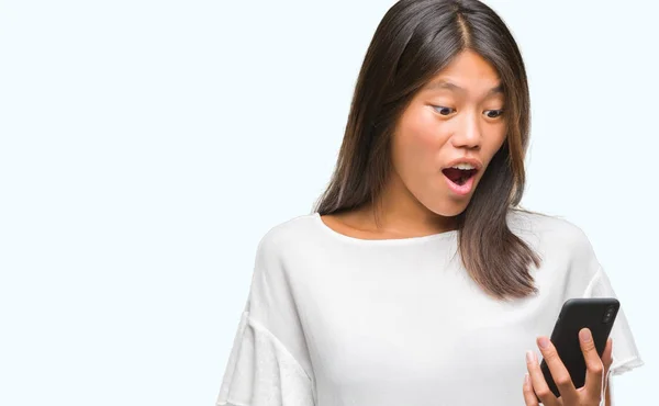 Genç Asyalı Kadın Manifatura Smartphone Izole Arka Şok Sürpriz Yüzü — Stok fotoğraf