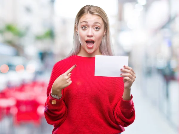 Joven Mujer Rubia Sosteniendo Tarjeta Papel Blanco Sobre Fondo Aislado —  Fotos de Stock