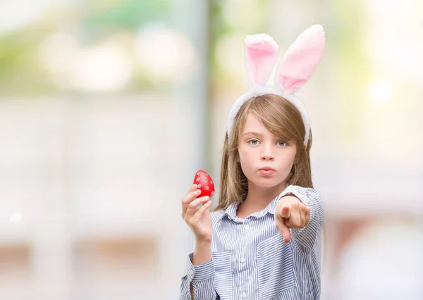 Unga Blonda Barn Bär Easter Bunny Öron Pekar Med Fingret — Stockfoto