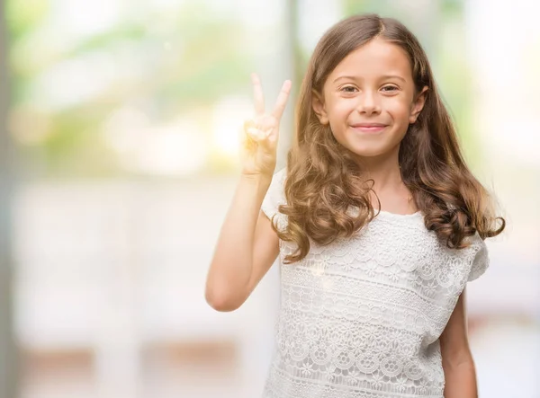 Brünettes Hispanisches Mädchen Zeigt Mit Fingern Nummer Zwei Nach Oben — Stockfoto