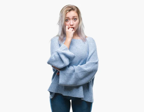 Unga Blonda Kvinnan Klädd Vinter Tröja Över Isolerade Bakgrund Ser — Stockfoto