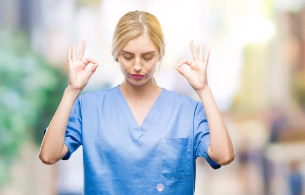 Junge Schöne Blonde Ärztin Chirurgin Krankenschwester Über Isolierten Hintergrund Entspannen — Stockfoto