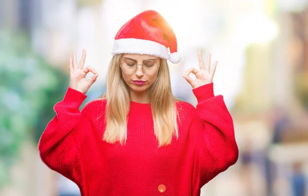 Όμορφη Ξανθιά Κοπέλα Φορώντας Καπέλο Χριστουγέννων Πέρα Από Απομονωμένο Υπόβαθρο — Φωτογραφία Αρχείου