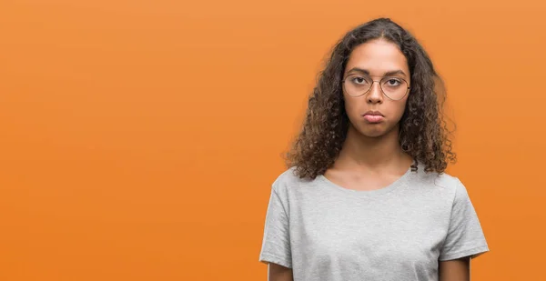 Mulher Hispânica Jovem Bonita Usando Óculos Deprimidos Preocupar Com Angústia — Fotografia de Stock