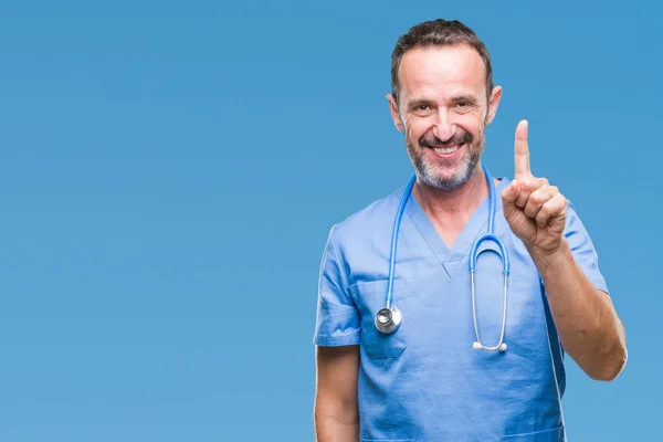 Mezza Età Hoary Anziano Medico Uomo Indossa Uniforme Medica Sfondo — Foto Stock