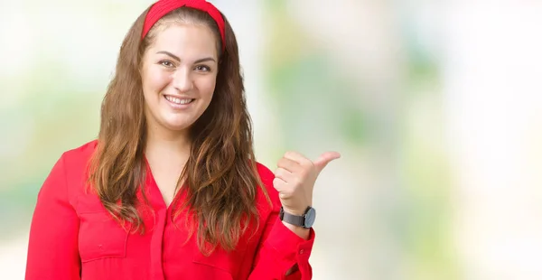 Mooie Grootte Jonge Vrouw Geïsoleerde Achtergrond Glimlachend Met Blij Gezicht — Stockfoto