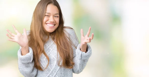 Üzerinde Kazak Giyen Genç Güzel Esmer Kadın Deli Kutluyor Arka — Stok fotoğraf