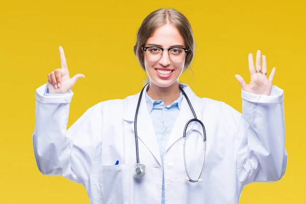 Bela Jovem Loira Médico Mulher Vestindo Médico Uniforme Sobre Isolado — Fotografia de Stock