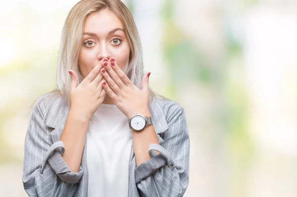 Ung Blond Affärskvinna Bär Jacka Över Isolerade Bakgrund Chockad Som — Stockfoto