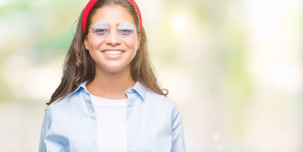 Genç Güzel Arap Kadın Yüzünde Mutlu Güzel Bir Gülümseme Ile — Stok fotoğraf