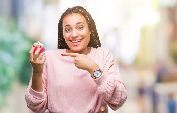 Fiatal Afroamerikai Lány Eszik Cupcake Elszigetelt Háttér Nagyon Boldog Rámutatva — Stock Fotó