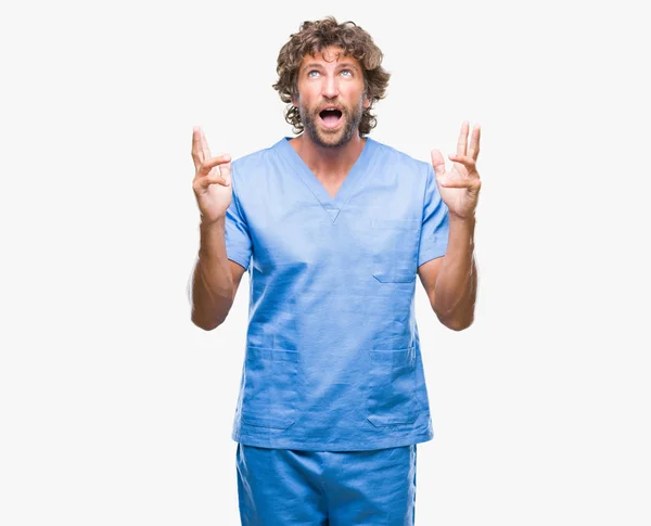 Yakışıklı Spanyol Cerrah Doktor Adam Izole Arka Plan Çılgın Kızgın — Stok fotoğraf