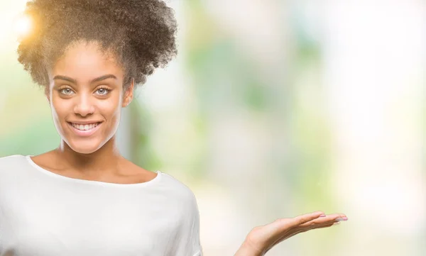 Jonge Afro Amerikaanse Vrouw Geïsoleerde Achtergrond Lacht Vrolijk Presenteren Wijzen — Stockfoto
