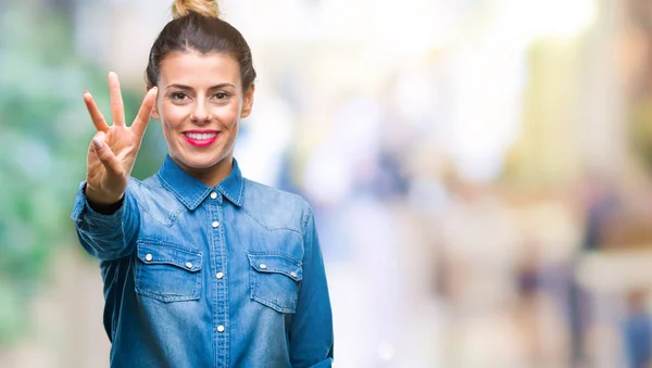 Mooie Jongedame Geïsoleerde Achtergrond Weergeven Met Vingers Omhoog Nummer Drie — Stockfoto