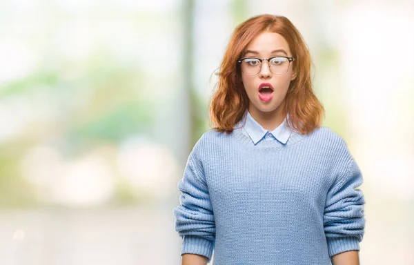 Giovane Bella Donna Sfondo Isolato Indossa Maglione Invernale Spaventato Scioccato — Foto Stock