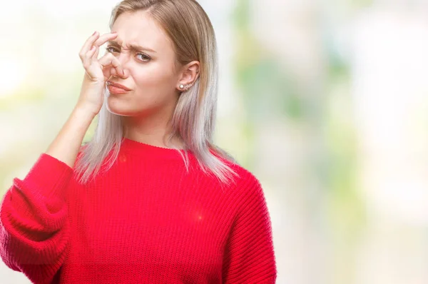 Mujer Rubia Joven Con Suéter Invierno Sobre Fondo Aislado Oliendo — Foto de Stock