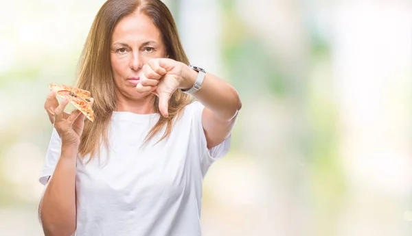 中年西班牙妇女吃比萨饼片在孤立的背景与愤怒的脸 显示不喜欢大拇指的负面标志 拒绝的概念 — 图库照片