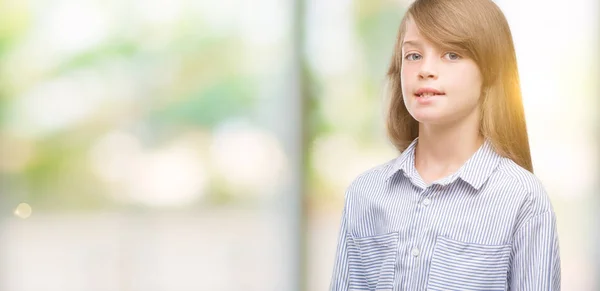 Giovane Bambino Bionda Indossa Camicia Blu Con Viso Felice Piedi — Foto Stock