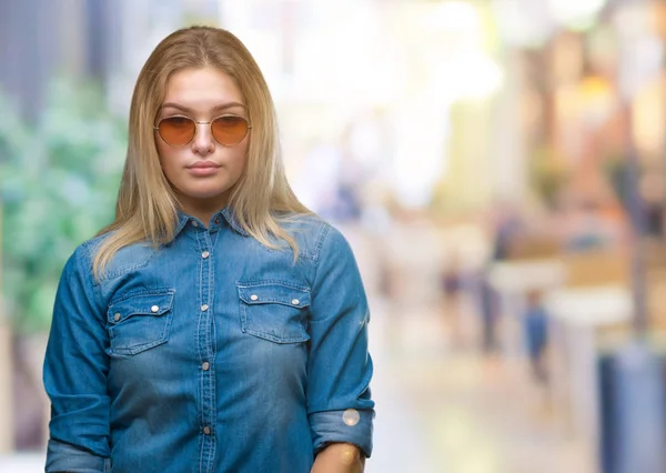 Mujer Caucásica Joven Con Gafas Sol Sobre Fondo Aislado Con —  Fotos de Stock
