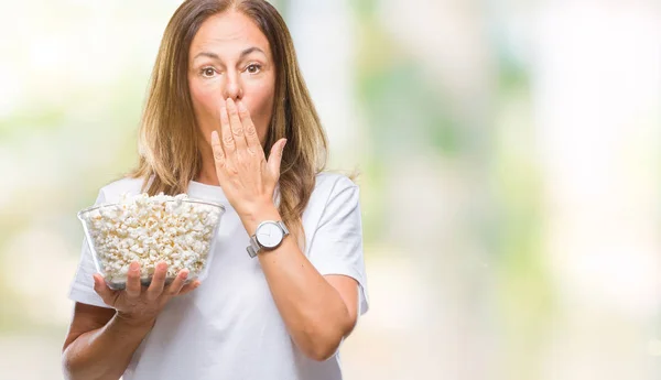 Spaanse Vrouw Van Middelbare Leeftijd Popcorn Eten Geïsoleerde Achtergrond Dekking — Stockfoto