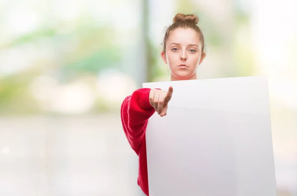 Junge Blonde Frau Mit Einem Werbebanner Das Mit Dem Finger — Stockfoto