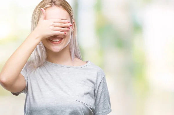 Jonge Blonde Vrouw Geïsoleerde Achtergrond Glimlachen Lachen Met Hand Gezicht — Stockfoto