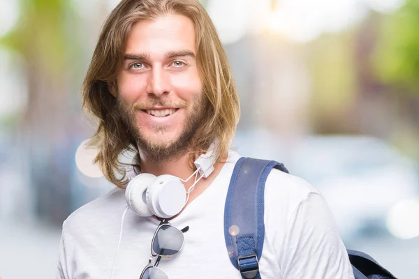 Mladý Pohledný Turistický Muž Dlouhými Vlasy Nosit Batoh Izolované Pozadí — Stock fotografie