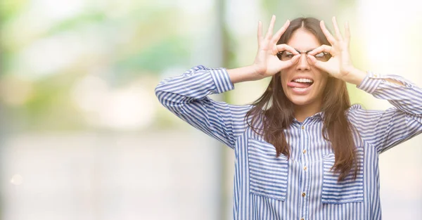 Junge Schöne Hispanische Geschäftsfrau Macht Geste Wie Ein Fernglas Das — Stockfoto