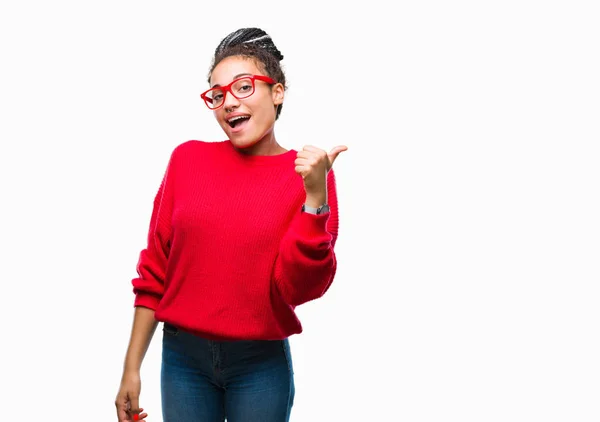 Joven Chica Afroamericana Trenzada Con Suéter Gafas Sobre Fondo Aislado —  Fotos de Stock