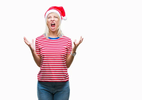 以上クリスマス帽子をかぶっている若い美しいブロンドの女性は狂気の背景を分離し 怒って叫んでと積極的な表現と腕を上げると叫んでいます 欲求不満のコンセプト — ストック写真