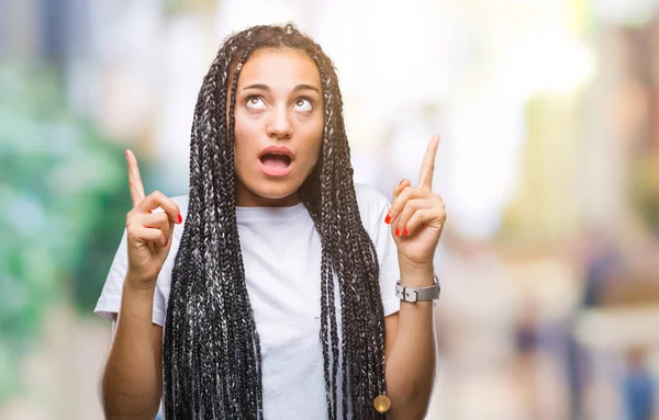 Молодые Плетеные Волосы Африканской Девушки Изолированном Фоне Поражены Удивлены Глядя — стоковое фото