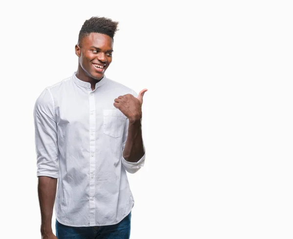 Mladý Američan Afričana Muž Izolované Pozadí Usmívající Smajlík Pohledu Přejdete — Stock fotografie