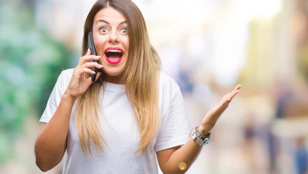 Junge Schöne Frau Telefoniert Mit Smartphone Über Isolierten Hintergrund Sehr — Stockfoto