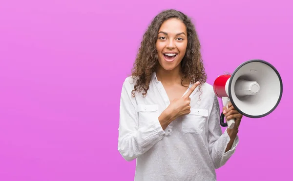 Mujer Hispana Joven Sosteniendo Megáfono Muy Feliz Señalando Con Mano — Foto de Stock