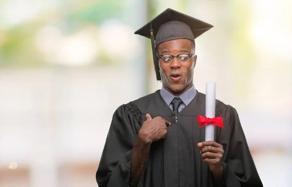 Joven Hombre Afroamericano Graduado Sosteniendo Grado Sobre Fondo Aislado Con — Foto de Stock