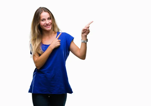 Jovem Bela Mulher Loira Sobre Fundo Isolado Sorrindo Olhando Para — Fotografia de Stock