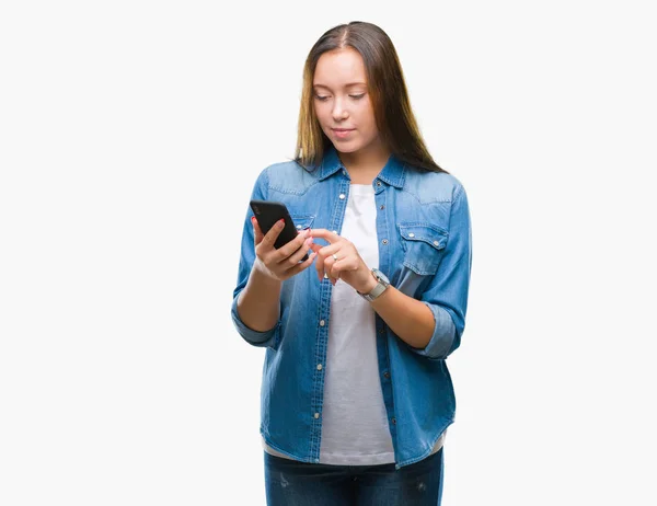 年轻美丽的白种人妇女发短信发送消息使用智能手机在孤立的背景与自信的表达在聪明的脸上思考严肃 — 图库照片