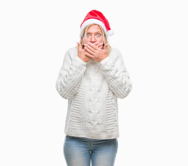 中年金发女子戴着圣诞节帽子在孤立的背景震惊地覆盖嘴与手错误 秘密概念 — 图库照片